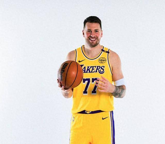 包含东契奇在热火比赛中领先优势明显，表现优异引发热议！观众掌声雷动的词条